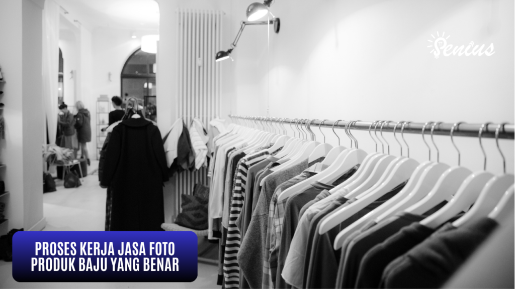 Deretan baju gantung di rak toko sebagai contoh jasa foto produk baju