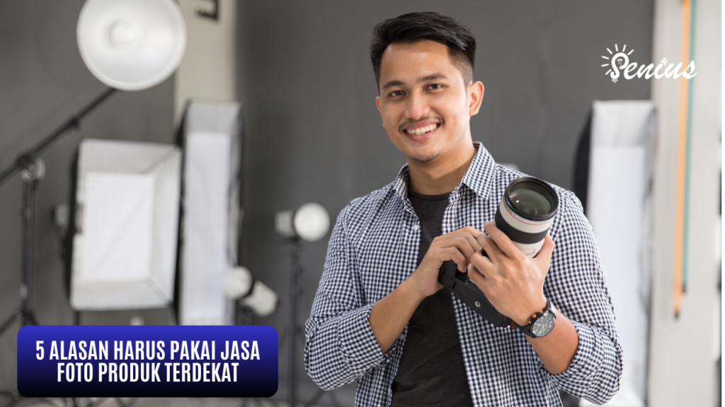 Fotografer profesional memegang kamera untuk jasa foto produk terdekat dengan hasil maksimal