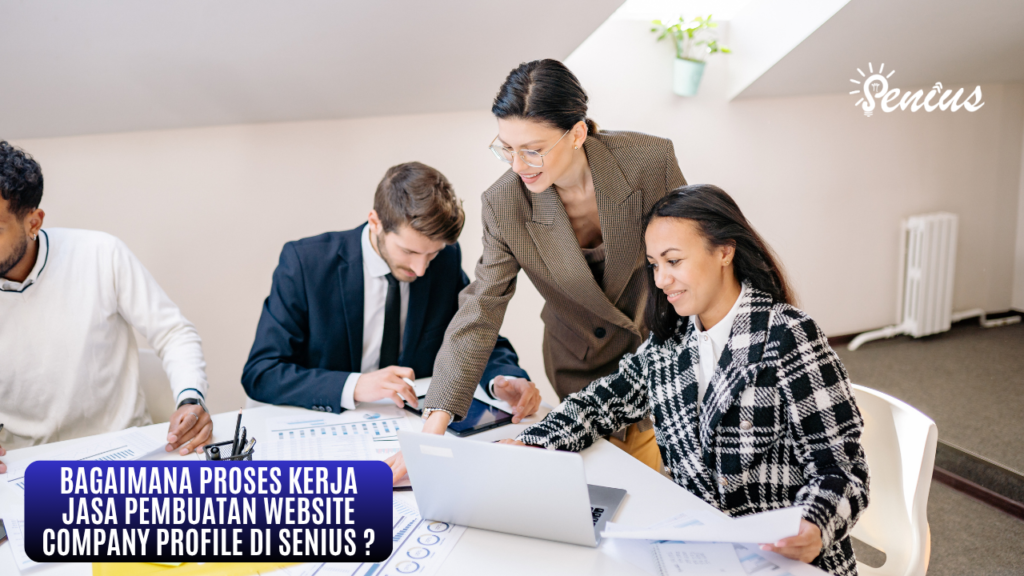Tim profesional berdiskusi tentang proses jasa pembuatan website company profile