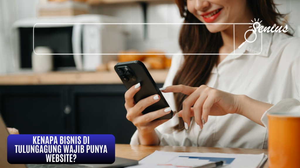 Wanita cari jasa pembuatan website Tulungagung lewat HP untuk kembangkan bisnisnya