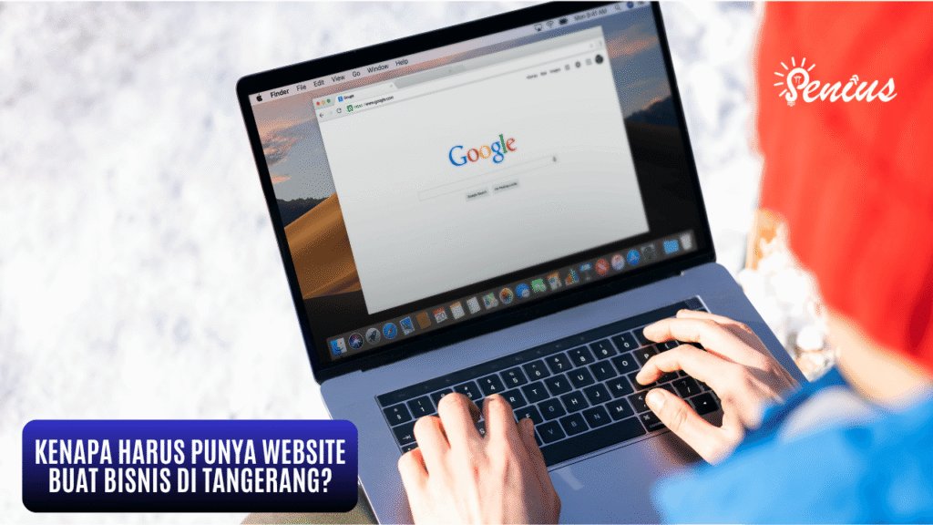Seseorang bekerja di depan laptop mencari informasi di Google jasa pembuatan website tangerang