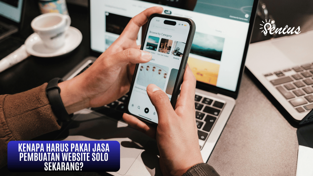 Tangan sedang membuka website bisnis di smartphone - jasa pembuatan website solo