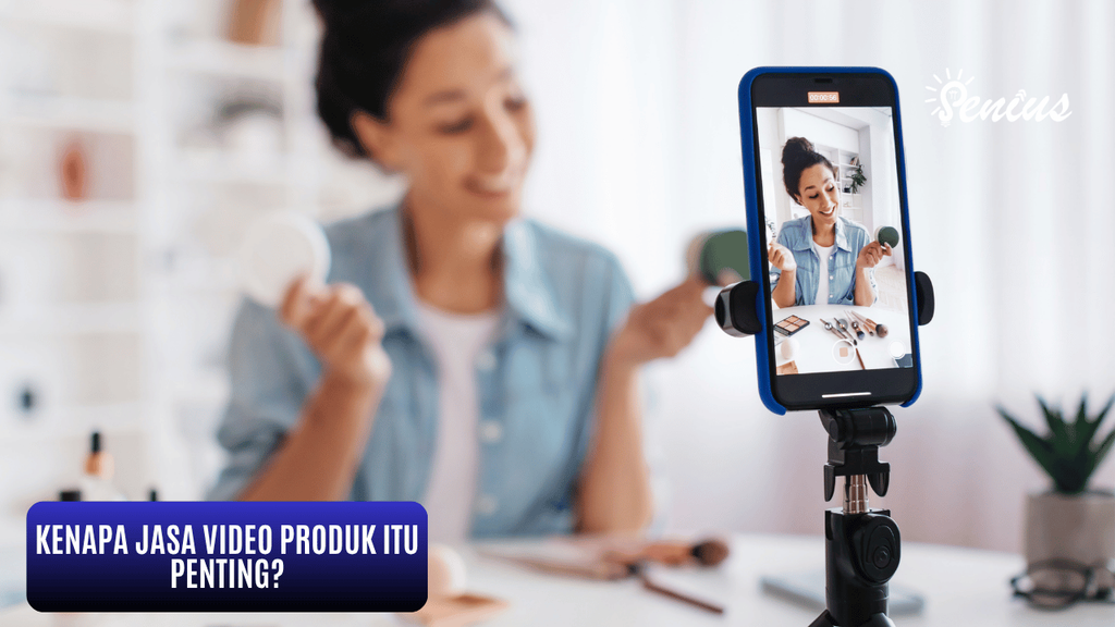 Seorang wanita sedang membuat video produk dengan smartphone di tripod, ilustrasi pentingnya jasa video produk untuk bisnis