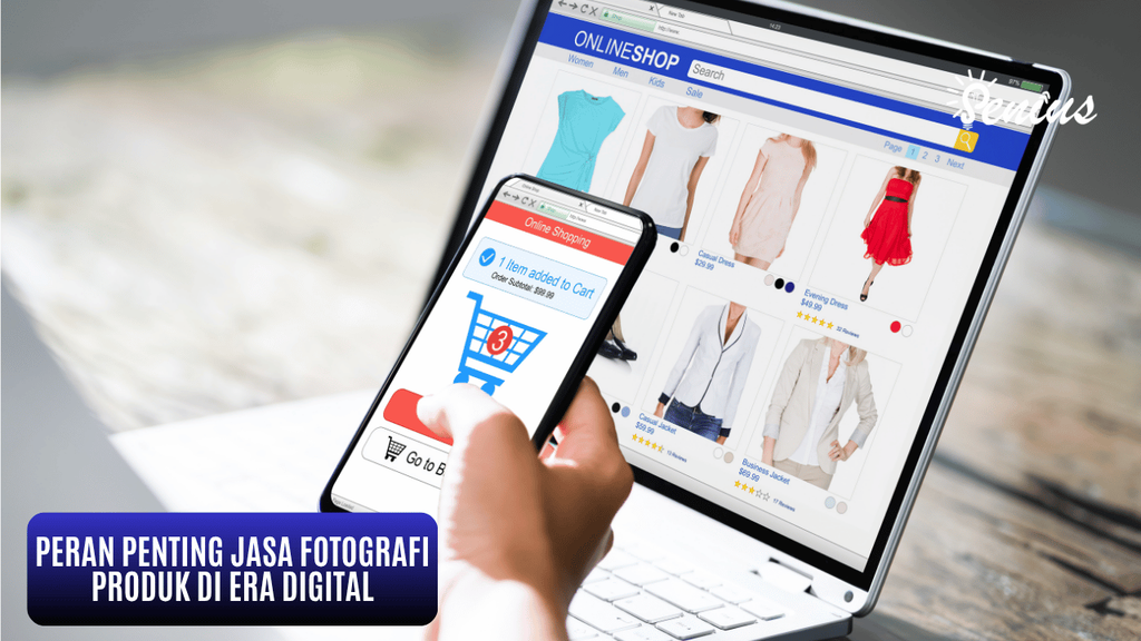 Ilustrasi toko online di laptop dan HP yang menampilkan foto produk baju, menjelaskan peran penting jasa fotografi produk di era digital