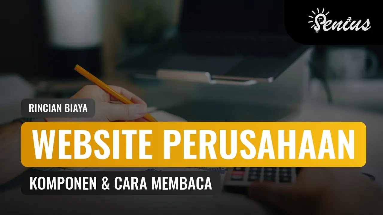 Biaya pembuatan website perusahaan: orang menghitung anggaran dengan kalkulator dan catatan di meja kerja