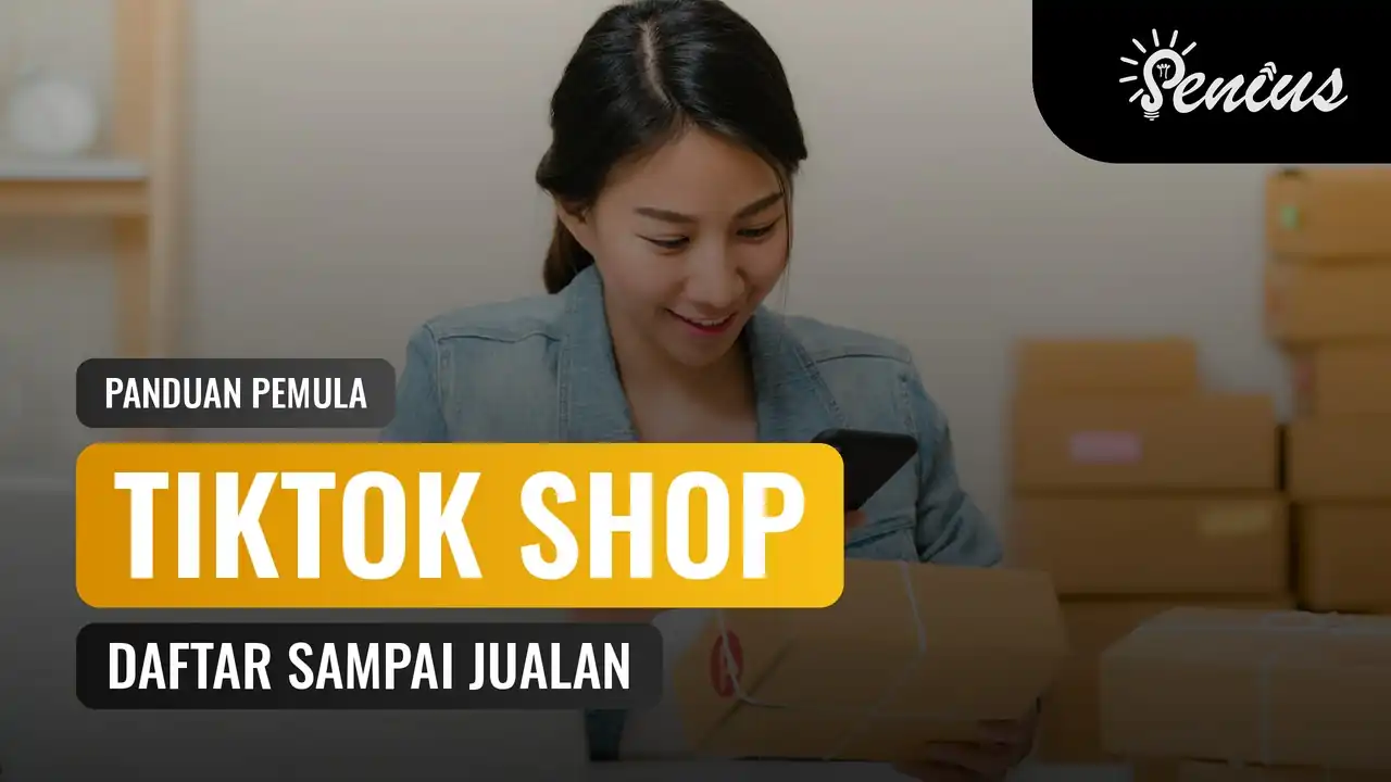 Penjual perempuan mengecek paket dengan ponsel untuk cara jualan di TikTok Shop