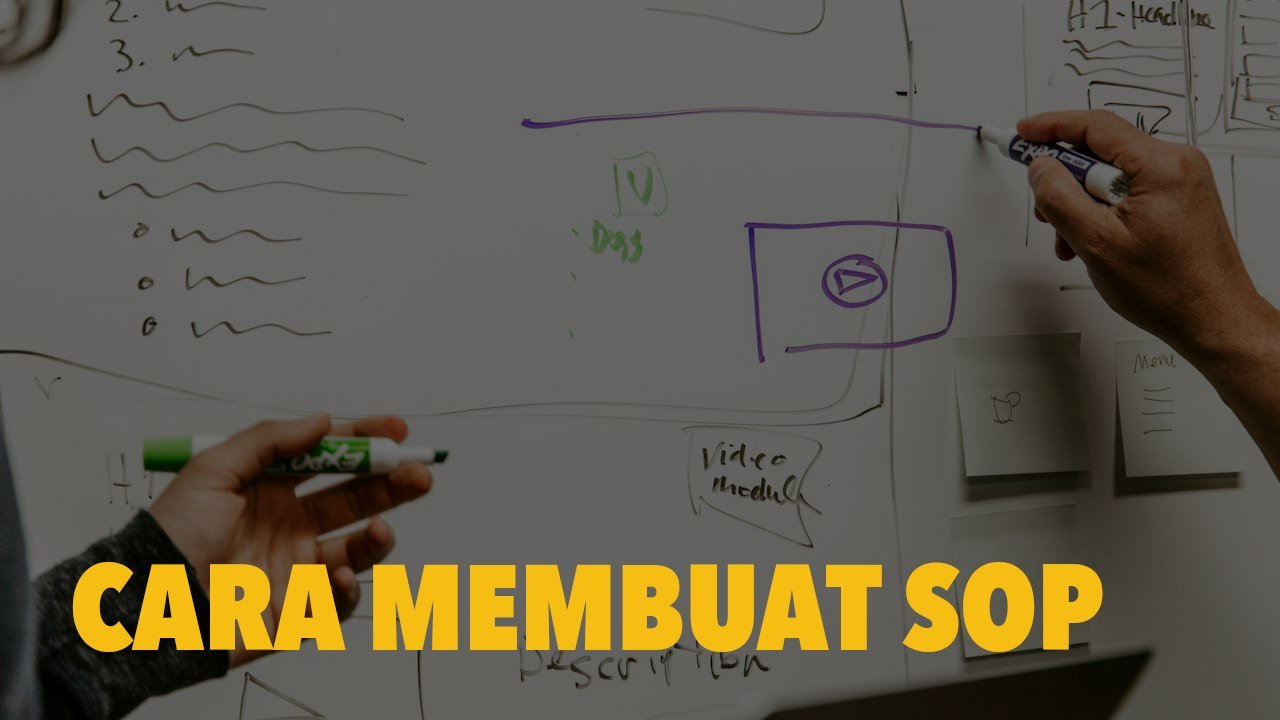 Tangan menulis alur kerja di papan tulis, ilustrasi cara membuat SOP perusahaan untuk usaha kecil