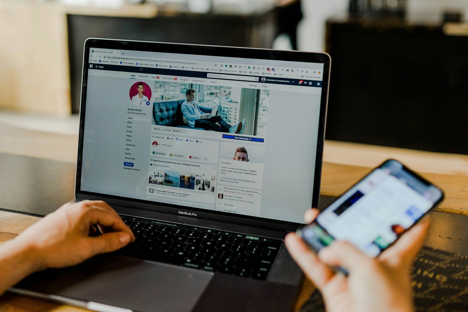 Cara memilih jasa social media management: laptop dan ponsel menampilkan halaman Facebook bisnis