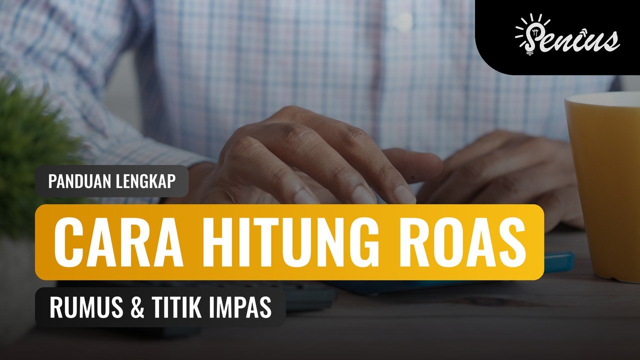 Cara menghitung ROAS iklan: tangan memakai kalkulator di meja kerja