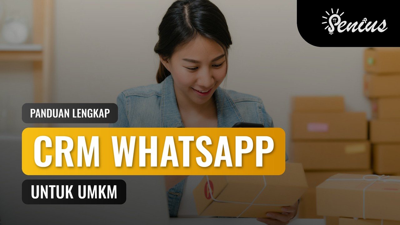 Pemilik UMKM mengecek paket sambil membalas pesan pelanggan lewat CRM WhatsApp