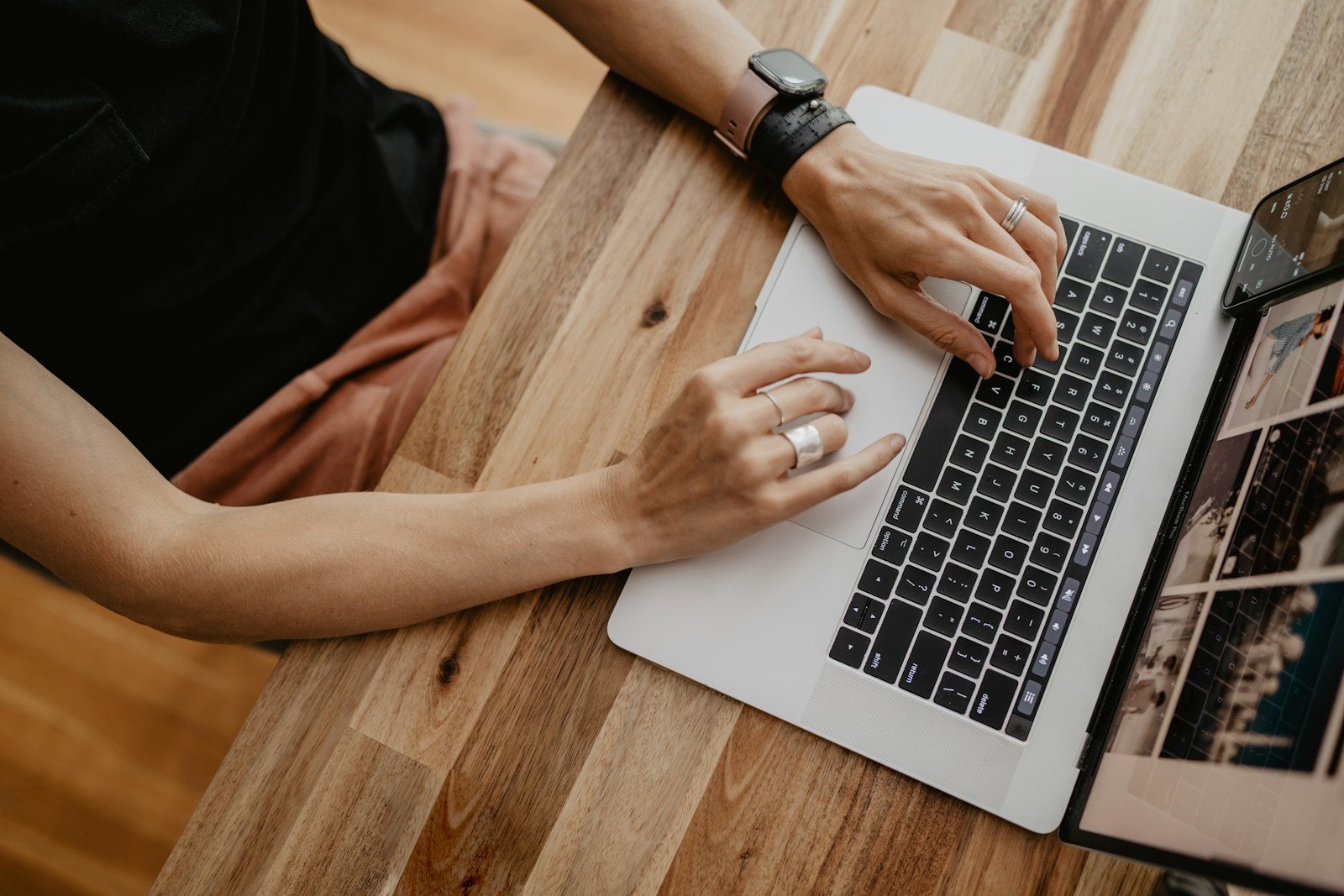 Orang mengetik di laptop untuk jasa penulisan artikel bisnis