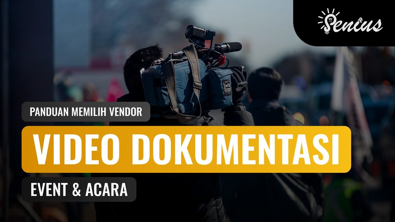 Videografer membawa kamera profesional untuk jasa video dokumentasi event