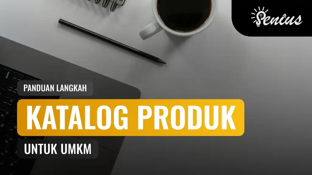 Meja kerja dengan laptop, kopi, pena, dan buku catatan untuk menyusun cara membuat katalog produk UMKM