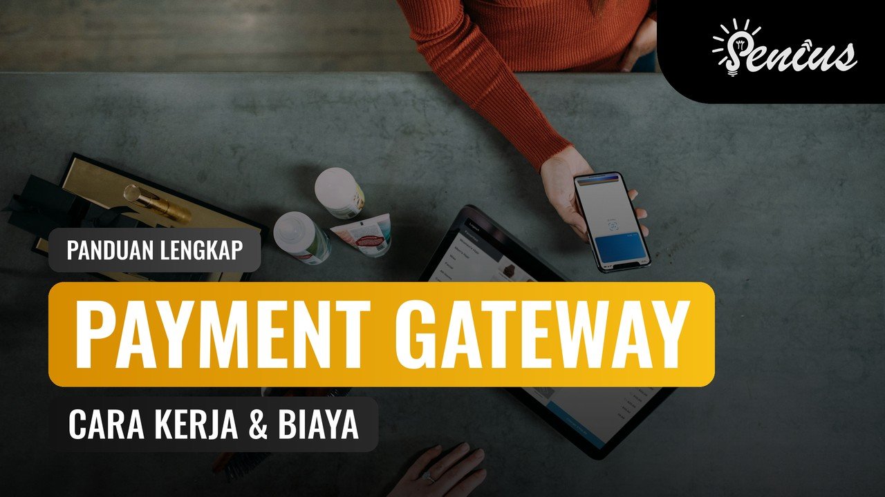 Payment gateway Indonesia: pemilik toko menerima pembayaran lewat smartphone di samping tablet kasir
